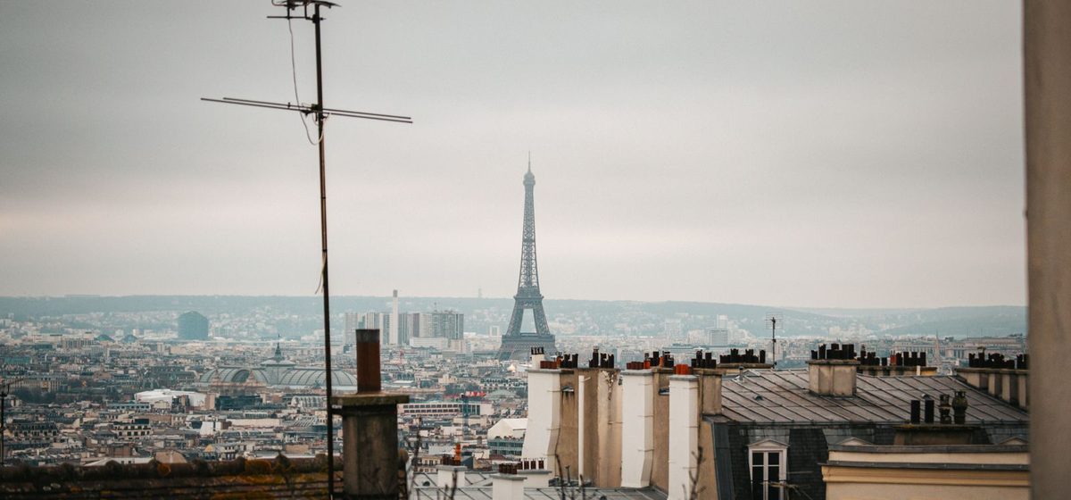 Les toits de Paris avec la tour Eiffel